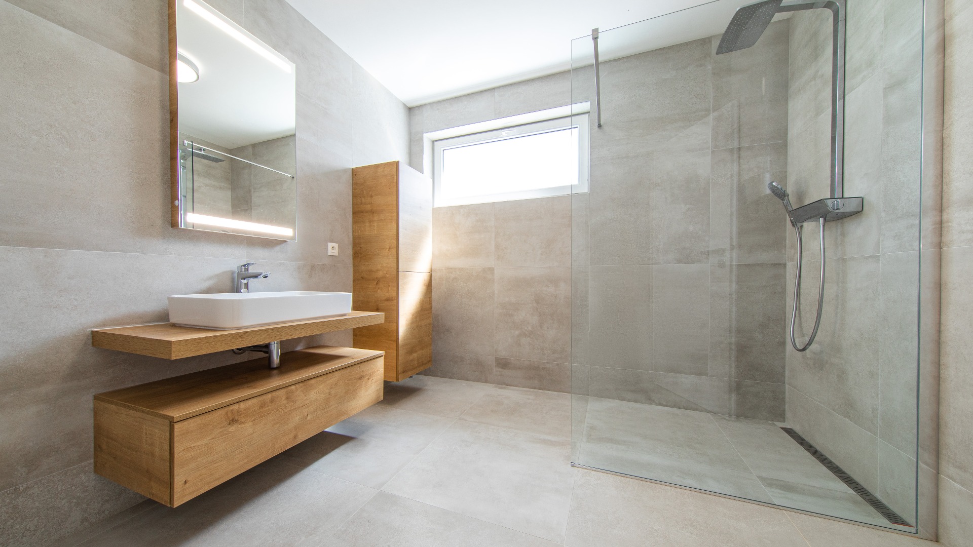 Modernes Badezimmer in einem neuen Haus