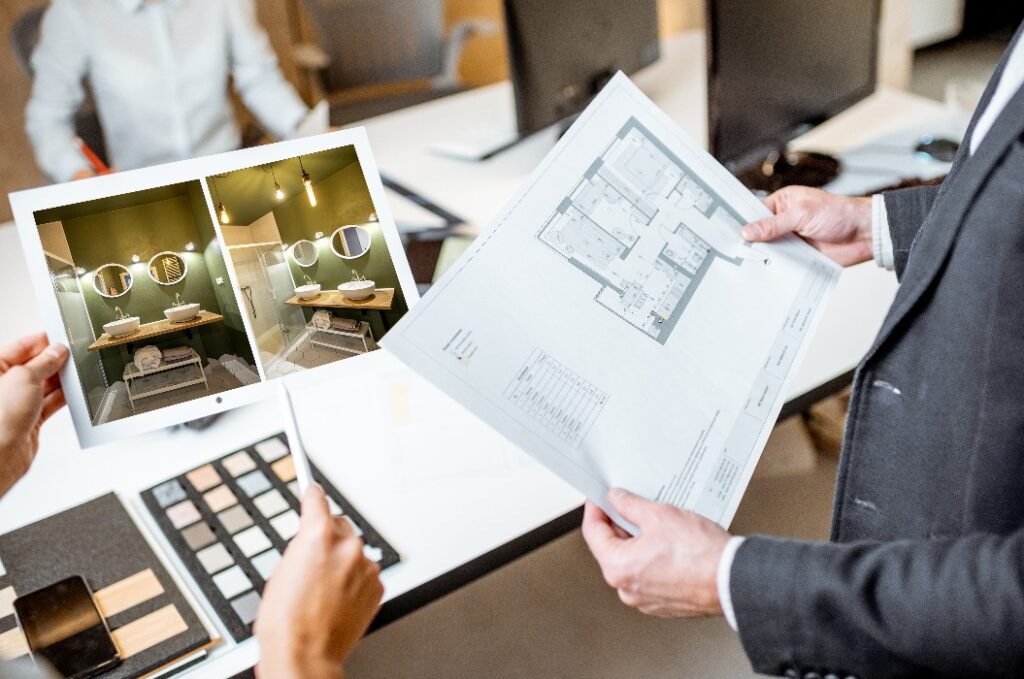 Nahaufnahme von Blaupausen mit einem Architekturprojekt im Büro